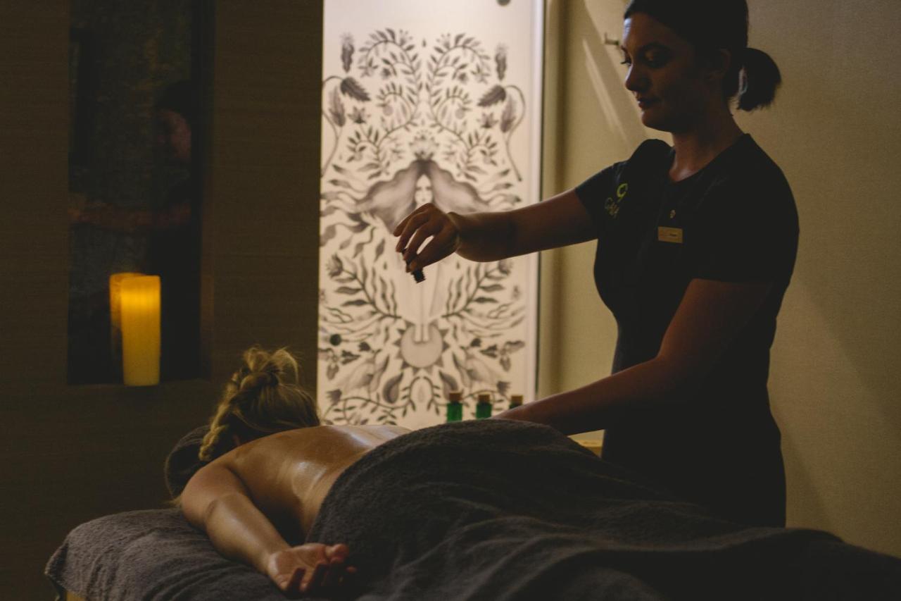 Boringdon Hall Hotel And Spa Plymouth Eksteriør bilde A massage therapist at work